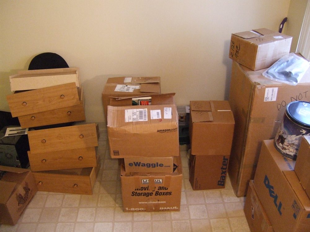 Cajas de mudanza en una casa vacía